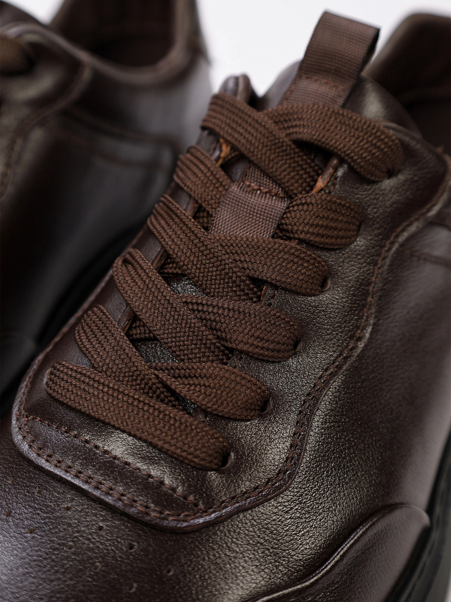 Кроссовки коричневого цвета на средней подошве